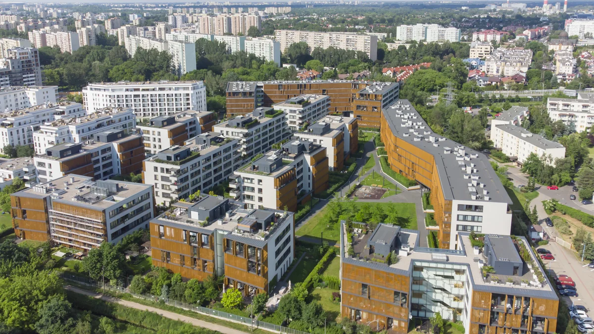 Nowoczesne osiedle mieszkaniowe z lotu ptaka - świadectwo energetyczne przy wynajmie mieszkania